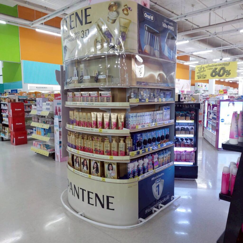 Pillar Display กลางซูเปอร์มาร์เก็ตสำหรับจัดแสดงสินค้า Pantene และ Oral-B แบบรอบด้าน โครงสร้างทรงโค้งสูงโดดเด่น