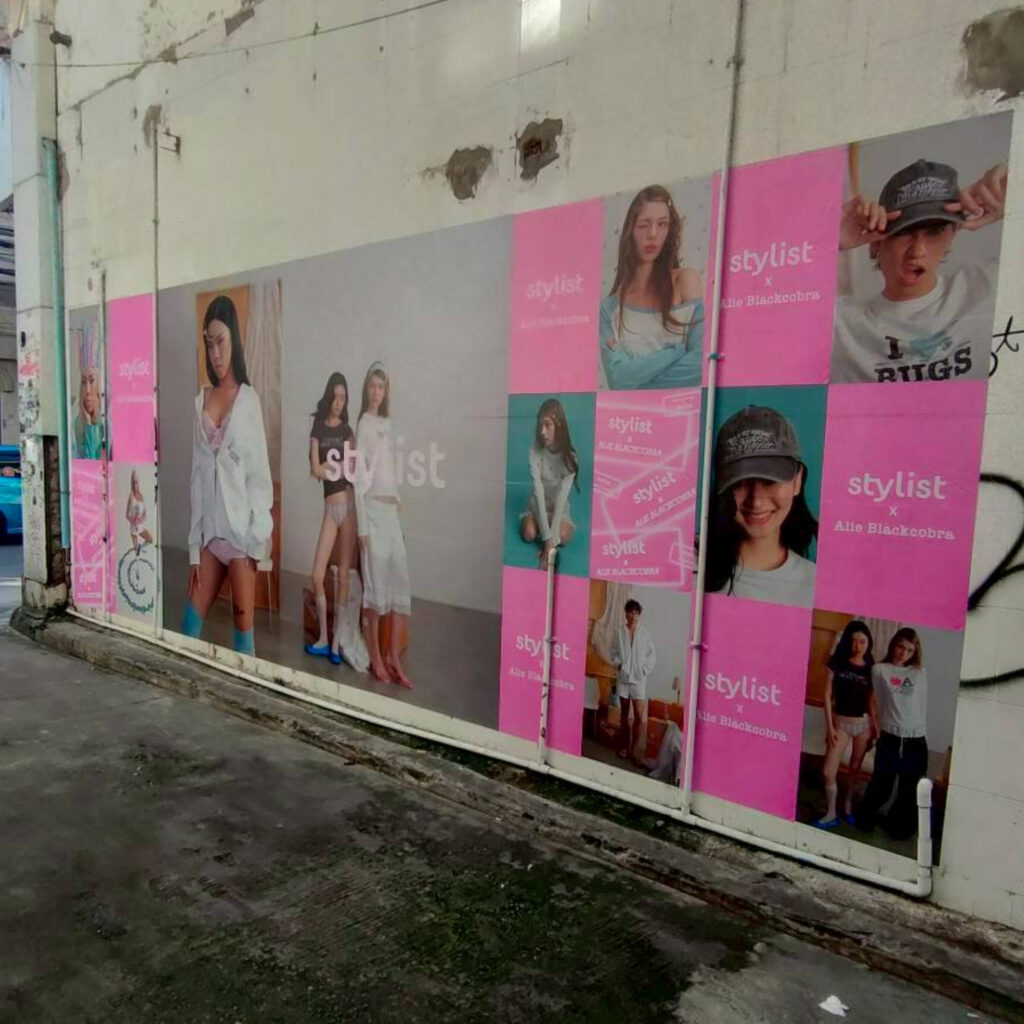 Sticker Wrap ติดผนังอาคารภายนอก พิมพ์กราฟิกโฆษณาขนาดใหญ่ สีสันสด คมชัด ติดตั้งบนผนังเรียบ เพิ่มการมองเห็นแบรนด์และสร้างจุดเด่นให้พื้นที่เชิงพาณิชย์