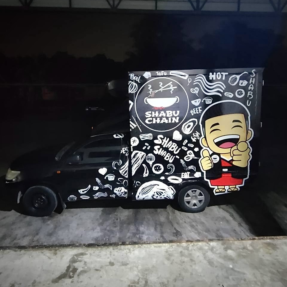 ผลงาน สติ๊กเกอร์ติดรถ ส่งอาหารแบบ Car Wrap สำหรับ Shabu Chain ออกแบบกราฟิกเต็มคัน ช่วยสร้าง Brand Awareness