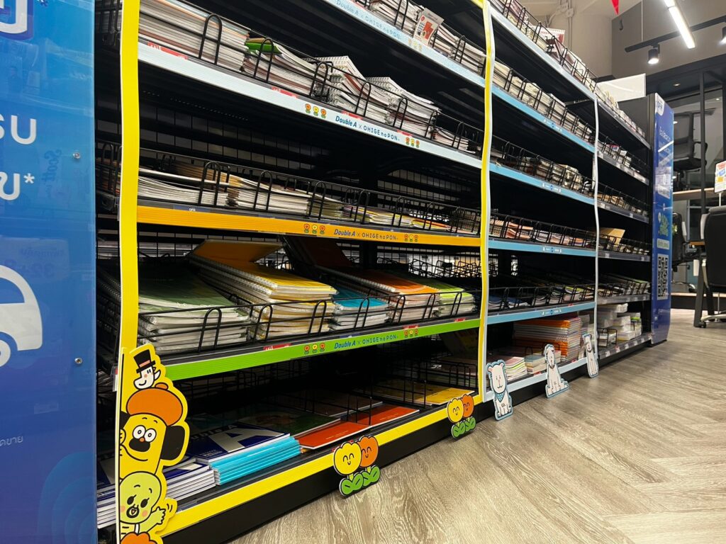 Shelf Frame บนชั้นวางสินค้า ภายในร้านค้าปลีก เพื่อเพิ่มการมองเห็นแบรนด์ Double A × GDH × GOHAN และกระตุ้นการตัดสินใจซื้อที่จุดขาย