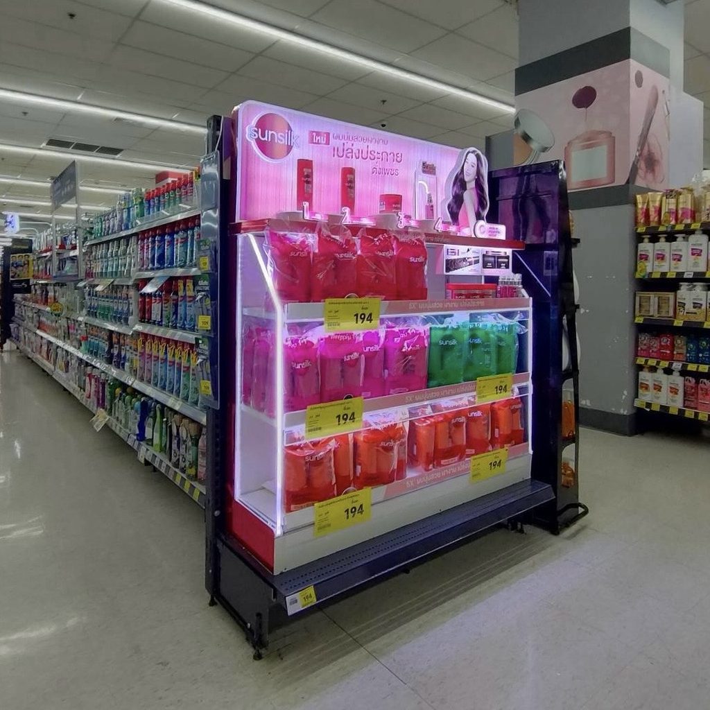 Vendor Fixture แบรนด์ Sunsilk โดดเด่นด้วยป้ายแบรนด์และไฟ LED ช่วยดึงดูดสายตาลูกค้า 