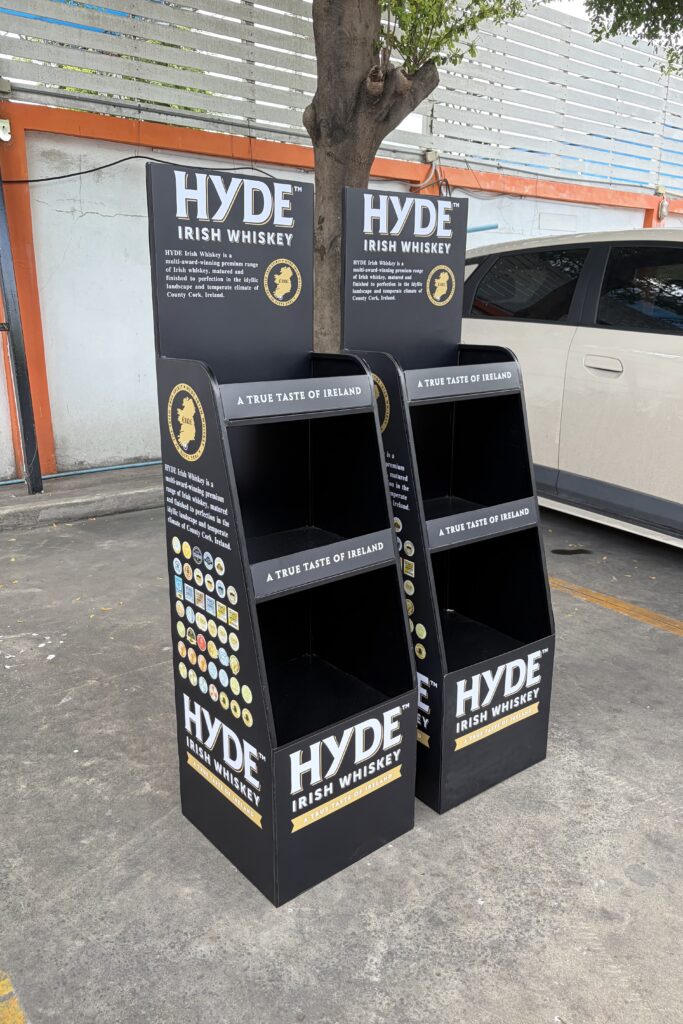 Shelf Display ชั้นวางสินค้า พร้อมงานพิมพ์กราฟิกแบรนด์ ช่วยเพิ่มการมองเห็นสินค้าและสร้างยอดขายหน้าร้าน