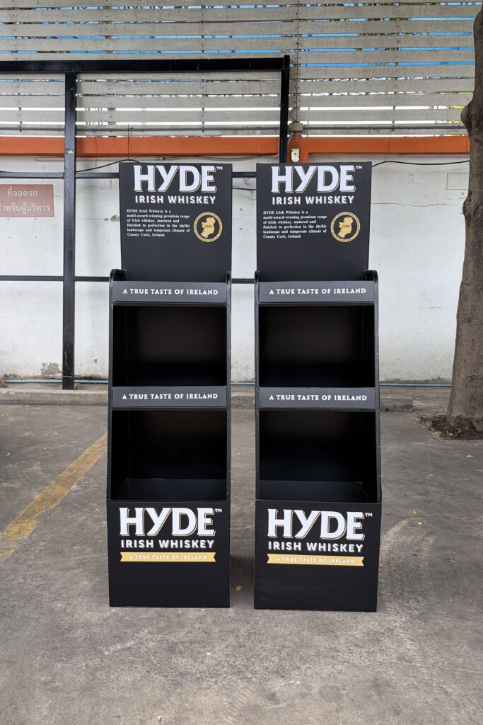 Shelf Display ชั้นวางสินค้า พร้อมงานพิมพ์กราฟิกแบรนด์ ช่วยเพิ่มการมองเห็นสินค้าและสร้างยอดขายหน้าร้าน