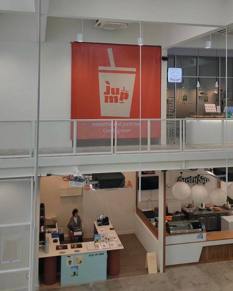 ป้ายไวนิลโฆษณาร้าน Jump บริเวณพื้นที่ชั้นบนของศูนย์การค้า มองเห็นได้จากหลายมุมและช่วยสื่อสารแบรนด์