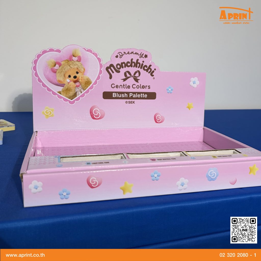 Tray Display Monchhichi สำหรับจัดแสดงเครื่องสำอางในบิวตี้สโตร์ ดีไซน์สีชมพูโดดเด่น ช่วยสร้างภาพลักษณ์และดึงดูดสายตาหน้าชั้นวาง