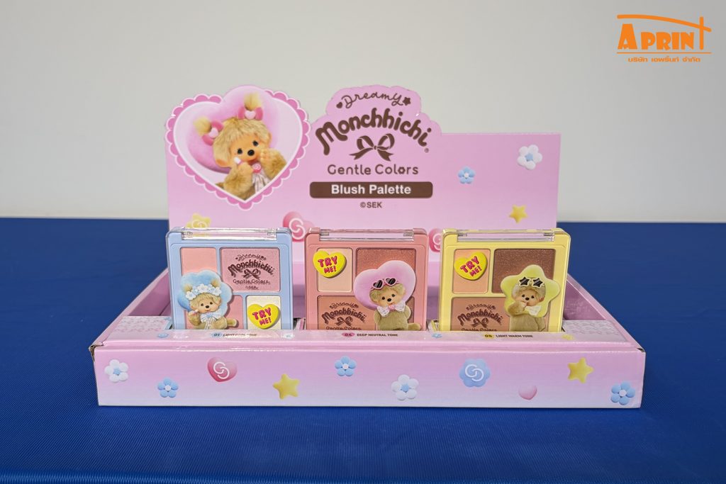 Tray Display Monchhichi สำหรับจัดแสดงเครื่องสำอางในบิวตี้สโตร์ ดีไซน์สีชมพูโดดเด่น ช่วยสร้างภาพลักษณ์และดึงดูดสายตาหน้าชั้นวาง