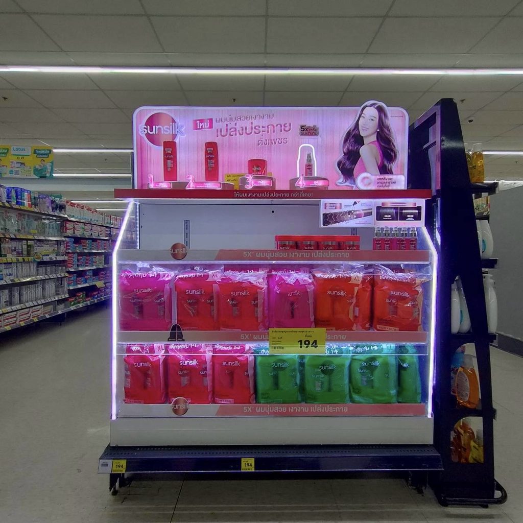 Vendor Fixture แบรนด์ Sunsilk โดดเด่นด้วยป้ายแบรนด์และไฟ LED ช่วยดึงดูดสายตาลูกค้า 