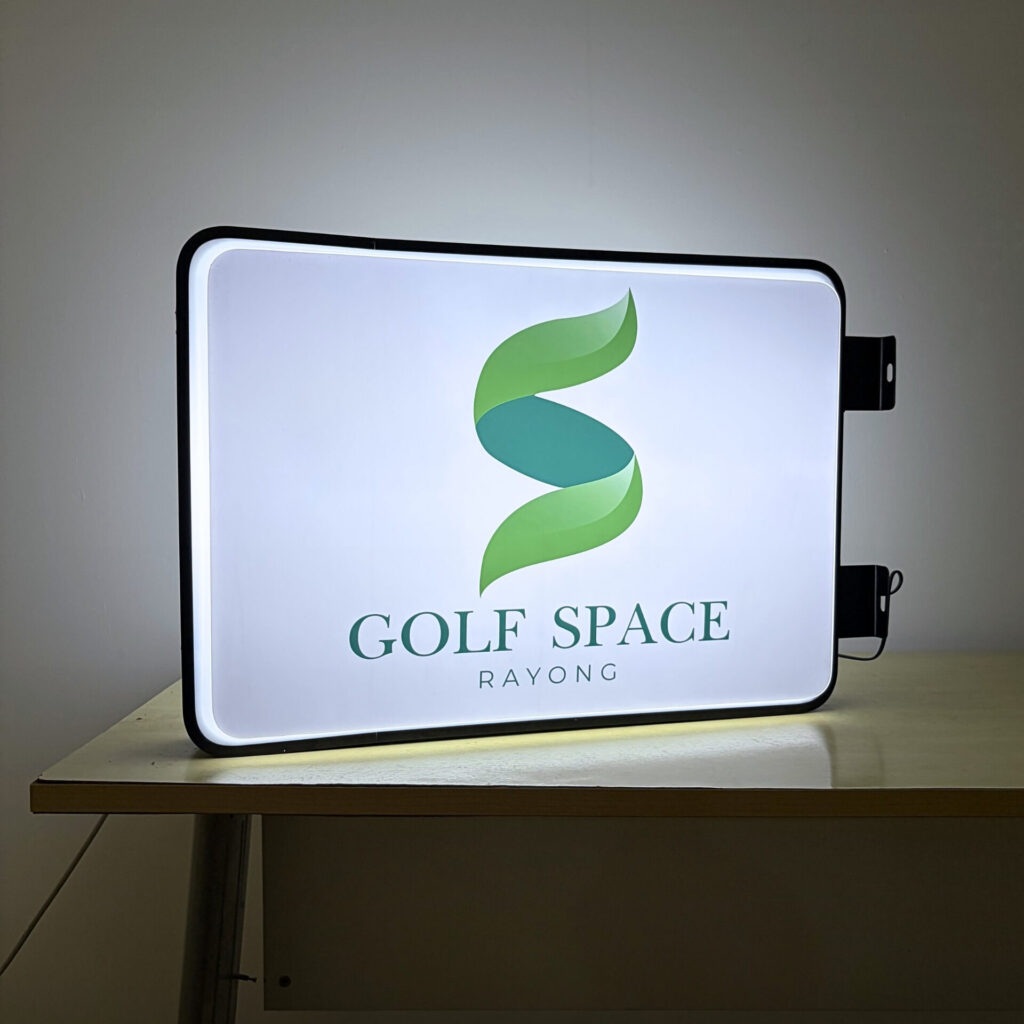 ป้ายกล่องไฟ Golf Space Rayong ดีไซน์เรียบหรู พร้อมแสงสว่างและสีสันโดดเด่น สร้างภาพลักษณ์แบรนด์ให้ดูทันสมัย