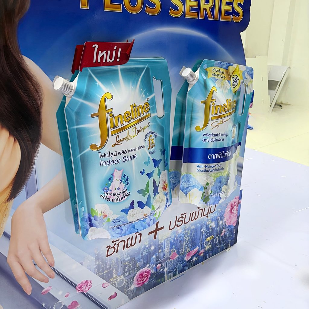 ชั้นวางสินค้า Fineline ดีไซน์โดดเด่นด้วยโทนสีฟ้าและลวดลายดอกไม้ ช่วยให้สินค้าโดดเด่น และสร้างภาพลักษณ์แบรนด์ให้ดูสวยงามน่าจดจำ